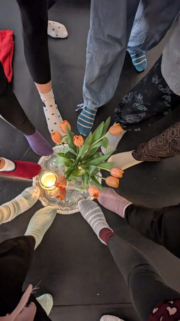 KAPCSOLÓDJ ÚJRA A TESTEDHEZ 9 Kapcsolatban a testemmel mindfulness mozgasmeditacio jelenlet tanc tudatos jelenlet
