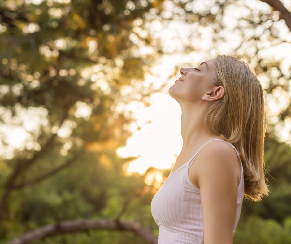 NŐI ELVONULÁS 1 nő a természetben, mindfulness, jelenlét