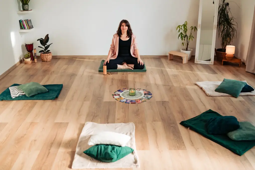 Mindfulness és mentálhigiénés szolgáltatások 1 Mindfulness terem körben elhelyezett párnákkal, középen mandala, háttérben Langer Rozi